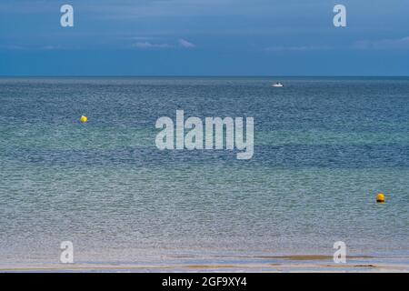 Langrune-Sur-Mer, Frankreich - 08 05 2021: Panoramablick vom Strand auf das Meer Stockfoto