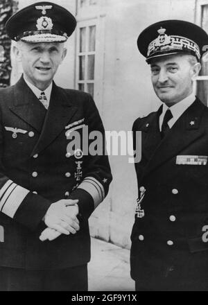 Ein Porträt des deutschen Marineoffiziers Großadmiral Karl Dönitz und des italienischen Großadmiral Angelo Parona. Dönitz wurde Führer nach Hitlers Selbstmord im April 1945 Stockfoto