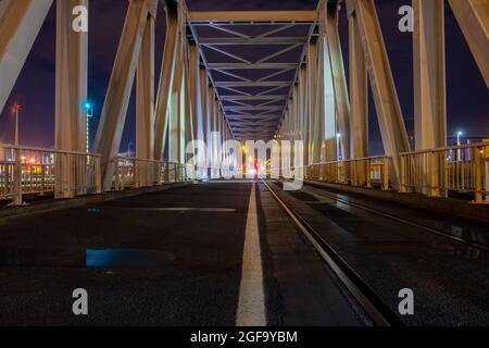 Nachtansicht der beleuchteten Brücke über dem Fluss Schelde in Antwerpen, Belgien. Hochwertige Fotos Stockfoto