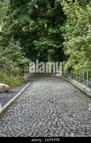 Steiler Bergwanderweg in Karpacz, Westpolen Stockfoto