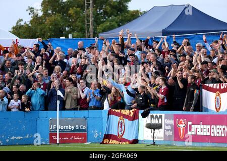 Die Fans von Aston Villa feiern, nachdem Cameron Archer beim zweiten Lauf des Carabao Cup im Dunes Hotel Stadium, Barrow-in-Furness, das erste Tor ihrer Spielmannschaft erzielt hat. Bilddatum: Dienstag, 24. August 2021. Stockfoto