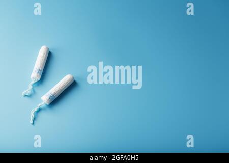 Gynäkologische Tampons auf blauem Hintergrund, freier Platz Stockfoto