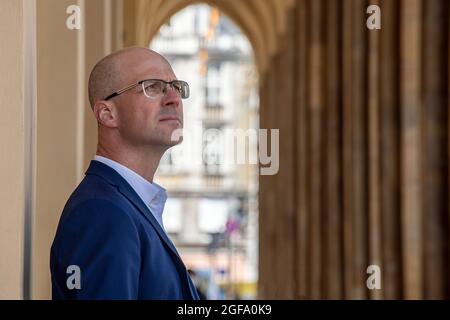 Europäischer Mann in blauem Anzug mit Brille in der Stadt Stockfoto