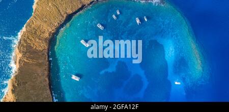 Molokini Marine Preserve, Luftaufnahme der Innenseite der halbmondförmigen Insel mit Charterbooten auf Liegeplätzen, Maui, Hawaii. Sieben Bilder waren kombiniert Stockfoto