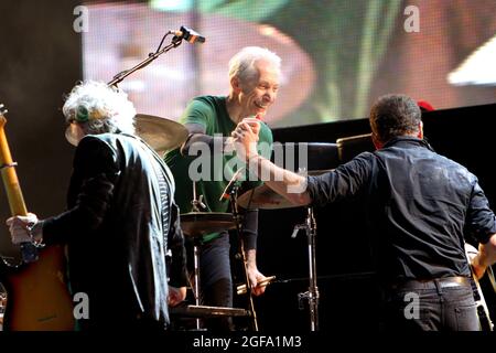 London, Großbritannien. August 2021. (Bild der Datei) der Rolling Stones-Schlagzeuger Charlie Watts ist am 24. August 2021 im Alter von 80 Jahren in London gestorben. Sein Tod in einem Krankenhaus wurde von seinem Publizisten Bernard Doherty angekündigt. Andere Angaben wurden sofort nicht gemacht. Bild der Datei - Charlie Watts tritt 2014 mit den Rolling Stones beim Rock in Rio Musikfestival in Lissabon auf. (Bild: © Pedro Fiuza/ZUMA Press Wire) Stockfoto