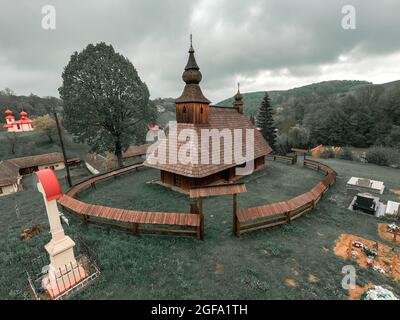 Blick auf eine Holzkirche im Dorf Hrabova Roztoka in der Slowakei Stockfoto