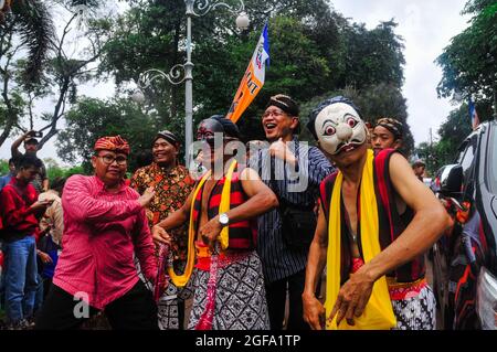 Eine Gruppe von Tänzern von Penari Penthul Tembem, die an einem Karneval in der Gegend von Ragunan, Süd-Jakarta, teilnehmen. Stockfoto