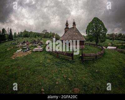 Blick auf eine Holzkirche im Dorf Hrabova Roztoka in der Slowakei Stockfoto