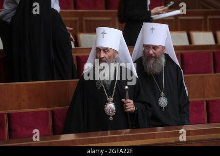 KIEW, UKRAINE - 24. AUGUST 2021 - Leiter der Ukrainischen Orthodoxen Kirche des Moskauer Patriarchats, Metropolit von Kiew und der ganzen Ukraine Oufrii (L) A Stockfoto