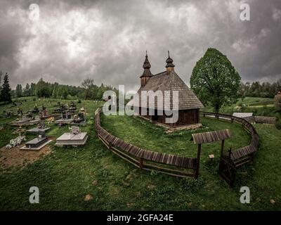 Blick auf eine Holzkirche im Dorf Hrabova Roztoka in der Slowakei Stockfoto