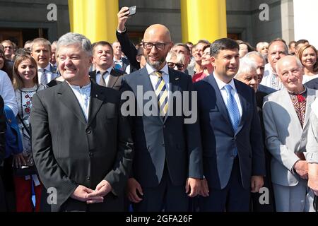 KIEW, UKRAINE - 24. AUGUST 2021 - Fünfter Präsident der Ukraine Petro Poroschenko, ehemalige Premierminister der Ukraine Arsenij Jazenjuk und Wolodymyr Groys Stockfoto