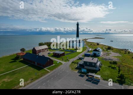 Sõrve säär, Saaremaa, Estland - 23. August 2021: Spitze des Kaps von Sõrve mit Leuchtturm von Sõrve und magisch bewölktem Himmel. Luftdrohnenfoto in Saaremaa Sõrve Stockfoto