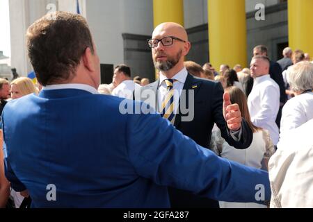 KIEW, UKRAINE - 24. AUGUST 2021 - der ehemalige Premierminister der Ukraine Arsenij Jazenjuk hält eine Rede während der feierlichen Verchowna Rada-Sitzfeier Stockfoto