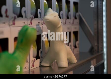 Eine Dinosaurierpuppe. Spielzeugkonzept für Kinder. Stockfoto