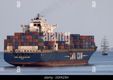 Container, Schiff, Wasser, Southampton, Isle of Wight, Red Funnel, Fähre, Auto, Wasser, Hafen, Hampshire, Stockfoto