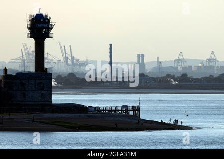 Calshot, Spit, Silhouette, Angeln, Strand, Southampton, Isle of Wight, Red Funnel, Fähre, Auto, Wasser, Hafen, Hampshire, Stockfoto