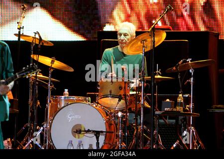 London, Großbritannien. August 2021. (Bild der Datei) der Rolling Stones-Schlagzeuger Charlie Watts ist am 24. August 2021 im Alter von 80 Jahren in London gestorben. Sein Tod in einem Krankenhaus wurde von seinem Publizisten Bernard Doherty angekündigt. Andere Angaben wurden sofort nicht gemacht. Bild der Datei - Charlie Watts tritt 2014 mit den Rolling Stones beim Rock in Rio Musikfestival in Lissabon auf. (Bild: © Pedro Fiuza/ZUMA Press Wire) Stockfoto