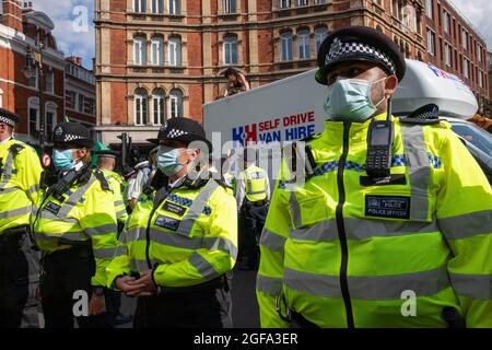 London, England, Großbritannien 24. August 2021 Tag zwei der Protestierenden der „Impossible Rebellion“ und der „Extinction Rebellion“ blockieren den Cambridge Circus. Mit einem Van mit festgeklebten und versperrten Aktivisten, um die Straße zu blockieren, einem Soundsystem und einem Protest zum Sitzen. Die Demonstranten wurden mit einer starken Reaktion der Polizei getroffen. Stockfoto