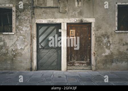 Alte Doppeltüren in Venedig, Italien Stockfoto
