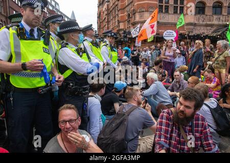 London, England, Großbritannien 24. August 2021 Tag zwei der Protestierenden der „Impossible Rebellion“ und der „Extinction Rebellion“ blockieren den Cambridge Circus. Mit einem Van mit festgeklebten und versperrten Aktivisten, um die Straße zu blockieren, einem Soundsystem und einem Protest zum Sitzen. Die Demonstranten wurden mit einer starken Reaktion der Polizei getroffen. Stockfoto