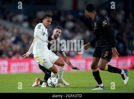 Helder Costa von Leeds United (links) und Luke Murphy von Crewe Alexandra kämpfen während des Carabao Cup-Spiels in der Elland Road, Leeds, um den Ball. Bilddatum: Dienstag, 24. August 2021. Stockfoto