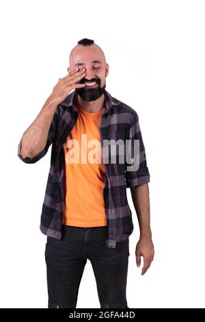 Glücklicher junger Mann, der seine Tränen auswischt und lachend Stockfoto