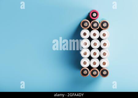 AA-Fingerbatterien in Form einer großen Batterie auf blauem Hintergrund. Das Konzept der Energieversorgung, Draufsicht auf den freien Raum. Stockfoto