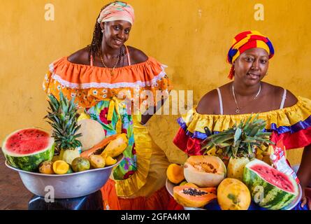 CARTAGENA DE INDIAS, KOLUMBIEN - 28. AUG 2015: Frauen in traditionellen Kostümen verkaufen Früchte im Zentrum von Cartagena. Stockfoto