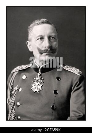 Kaiser Wilhelm II. (Friedrich Wilhelm Viktor Albert; 27. Januar 1859 – 4. Juni 1941), anglikiert als Wilhelm II., war der letzte deutsche Kaiser und König von Preußen und regierte vom 15. Juni 1888 bis zu seiner Abdankung am 9. November 1918. Wilhelms turbulente Herrschaft gipfelte in der deutschen Garantie der militärischen Unterstützung Österreichs-Ungarns während der Krise vom Juli 1914, einer der direkten Ursachen für den Ersten Weltkrieg. Wilhelm überließ praktisch alle Entscheidungen über Strategie und Organisation der Kriegsanstrengungen dem Generalstab der deutschen Armee. Porträt von T. H. Voigt, 1902 Stockfoto