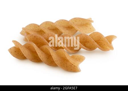 Wolegrain fusilli Pasta aus Hartweizen isoliert auf weißem Hintergrund mit Clipping Pfad und volle Schärfentiefe. Stockfoto