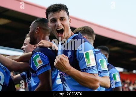 Stevenage, Großbritannien. August 2021. Anis Mehmeti (19) von Wycombe Wanderers feiert das Eröffnungstreffer beim Carabao Cup-Spiel zwischen Stevenage und Wycombe Wanderers am 24. August 2021 im Lamex Stadium, Stevenage, England. Foto von David Horn. Quelle: Prime Media Images/Alamy Live News Stockfoto