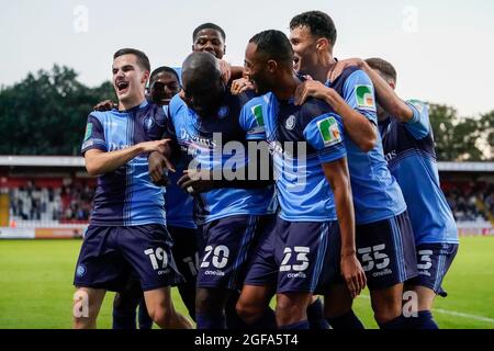 Stevenage, Großbritannien. August 2021. Adebayo Akinfenwa (20) von Wycombe Wanderers feiert mit Teamkollegen, nachdem er beim Carabao Cup-Spiel zwischen Stevenage und Wycombe Wanderers am 24. August 2021 im Lamex Stadium, Stevenage, England, das Eröffnungstreffer erzielt hat. Foto von David Horn. Quelle: Prime Media Images/Alamy Live News Stockfoto