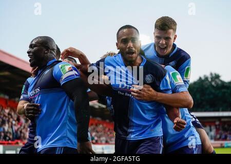 Stevenage, Großbritannien. August 2021. Adebayo Akinfenwa (20) von Wycombe Wanderers (links) feiert mit seinen Teamkollegen, nachdem er beim Carabao Cup-Spiel zwischen Stevenage und Wycombe Wanderers am 24. August 2021 im Lamex Stadium, Stevenage, England, das Eröffnungstreffer erzielt hat. Foto von David Horn. Quelle: Prime Media Images/Alamy Live News Stockfoto