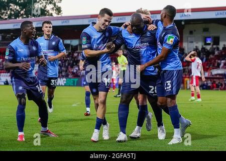 Stevenage, Großbritannien. August 2021. Adebayo Akinfenwa (20) von Wycombe Wanderers (2. Rechts) feiert, nachdem er das Eröffnungstreffer beim Carabao Cup-Spiel zwischen Stevenage und Wycombe Wanderers am 24. August 2021 im Lamex Stadium, Stevenage, England, erzielt hat. Foto von David Horn. Quelle: Prime Media Images/Alamy Live News Stockfoto