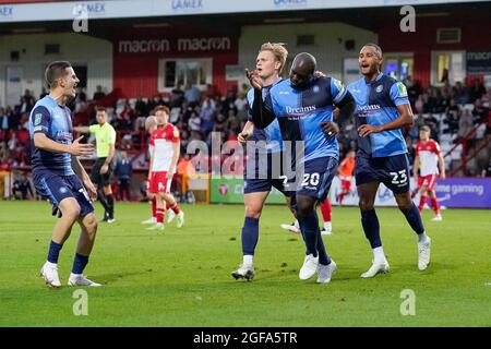 Stevenage, Großbritannien. August 2021. Adebayo Akinfenwa (20) von Wycombe Wanderers (2. Rechts) feiert, nachdem er das Eröffnungstreffer beim Carabao Cup-Spiel zwischen Stevenage und Wycombe Wanderers am 24. August 2021 im Lamex Stadium, Stevenage, England, erzielt hat. Foto von David Horn. Quelle: Prime Media Images/Alamy Live News Stockfoto