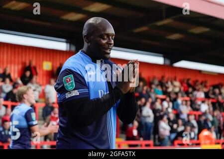 Stevenage, Großbritannien. August 2021. Adebayo Akinfenwa (20) von Wycombe Wanderers feiert am 24. August 2021, nachdem er beim Carabao Cup-Spiel zwischen Stevenage und Wycombe Wanderers im Lamex Stadium, Stevenage, England, das Eröffnungstor erzielt hat. Foto von David Horn. Quelle: Prime Media Images/Alamy Live News Stockfoto