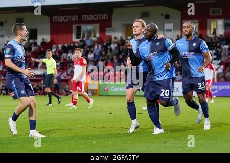 Stevenage, Großbritannien. August 2021. Adebayo Akinfenwa (20) von Wycombe Wanderers (2. Rechts) feiert, nachdem er das Eröffnungstreffer beim Carabao Cup-Spiel zwischen Stevenage und Wycombe Wanderers am 24. August 2021 im Lamex Stadium, Stevenage, England, erzielt hat. Foto von David Horn. Quelle: Prime Media Images/Alamy Live News Stockfoto