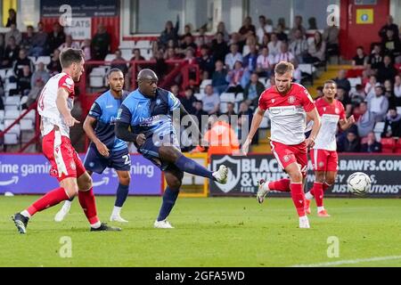 Stevenage, Großbritannien. August 2021. Adebayo Akinfenwa (20) von Wycombe Wanderers (Mitte) schießt am 24. August 2021 beim Carabao Cup-Spiel zwischen Stevenage und Wycombe Wanderers im Lamex Stadium, Stevenage, England, das Eröffnungstreffer ein. Foto von David Horn. Quelle: Prime Media Images/Alamy Live News Stockfoto