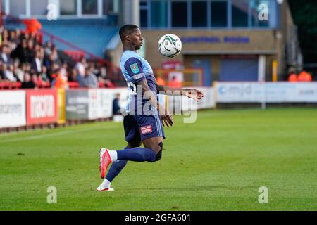 Stevenage, Großbritannien. August 2021. Sullay Kaikai (16) von Wycombe Wanderers während des Carabao Cup-Spiels zwischen Stevenage und Wycombe Wanderers am 24. August 2021 im Lamex Stadium, Stevenage, England. Foto von David Horn. Quelle: Prime Media Images/Alamy Live News Stockfoto