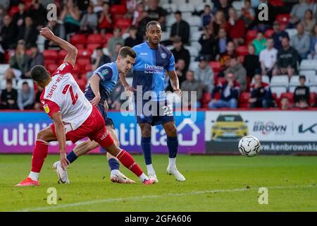 Stevenage, Großbritannien. August 2021. Anis Mehmeti (19) von Wycombe Wanderers schießt während des Carabao Cup-Spiels zwischen Stevenage und Wycombe Wanderers am 24. August 2021 im Lamex Stadium, Stevenage, England. Foto von David Horn. Quelle: Prime Media Images/Alamy Live News Stockfoto