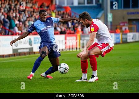 Stevenage, Großbritannien. August 2021. Sullay Kaikai (16) von Wycombe Wanderers und Ben Coker (3) von Stevenage während des Carabao Cup-Spiels zwischen Stevenage und Wycombe Wanderers am 24. August 2021 im Lamex Stadium, Stevenage, England. Foto von David Horn. Quelle: Prime Media Images/Alamy Live News Stockfoto