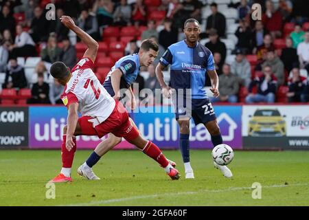 Stevenage, Großbritannien. August 2021. Anis Mehmeti (19) von Wycombe Wanderers schießt während des Carabao Cup-Spiels zwischen Stevenage und Wycombe Wanderers am 24. August 2021 im Lamex Stadium, Stevenage, England. Foto von David Horn. Quelle: Prime Media Images/Alamy Live News Stockfoto