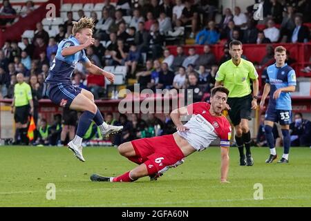 Stevenage, Großbritannien. August 2021. Alex Samuel (25) von Wycombe Wanderers schießt während des Carabao Cup-Spiels zwischen Stevenage und Wycombe Wanderers am 24. August 2021 im Lamex Stadium, Stevenage, England. Foto von David Horn. Quelle: Prime Media Images/Alamy Live News Stockfoto