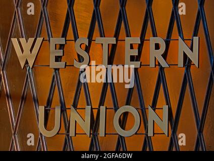 WESTERN Union Schild im Fenster Manhattan NYC Stockfoto