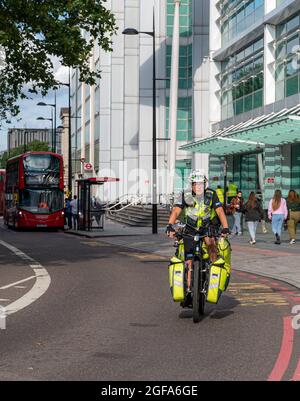 London, England, Großbritannien - 24. August 2021: NHS mobile Arbeitnehmerin, die tagsüber auf der Straße in London im Euston-Gebiet unterwegs war. Stockfoto