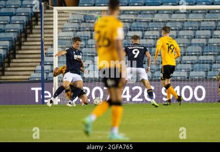 London, Großbritannien. August 2021. Matt Smith von Millwall (links) erzielt beim Carabao Cup-Spiel zwischen Millwall und Cambridge United am 24. August 2021 im The Den, London, England, das 3. Tor ihrer Spielmannschaft, um 3-1 zu erreichen. Foto von Alan Stanford/Prime Media Images. Quelle: Prime Media Images/Alamy Live News Stockfoto