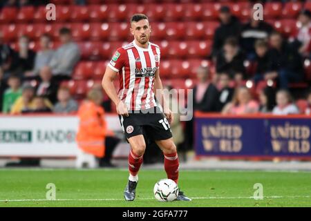 Sheffield, Großbritannien. August 2021. Jack Robinson #19 von Sheffield United mit dem Ball in Sheffield, Vereinigtes Königreich am 8/24/2021. (Foto von Simon Whitehead/News Images/Sipa USA) Quelle: SIPA USA/Alamy Live News Stockfoto