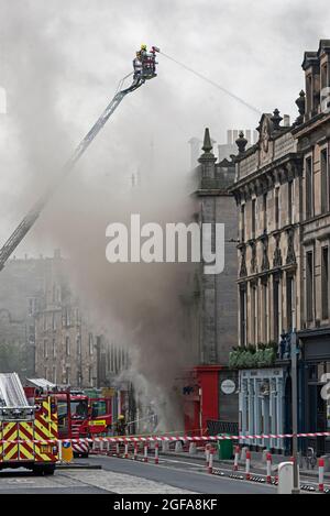 Scottish Fire and Rescue Service Bekämpfung eines Feuers auf der George IV Bridge in der Altstadt von Edinburgh am 24. August 2021. Stockfoto