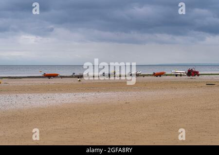 Langrune-Sur-Mer, Frankreich - 08 05 2021: Zodiacs, die mit einem Traktor am Strand gezogen werden Stockfoto