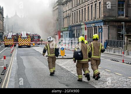 Scottish Fire and Rescue Service Bekämpfung eines Feuers auf der George IV Bridge in der Altstadt von Edinburgh am 24. August 2021. Stockfoto